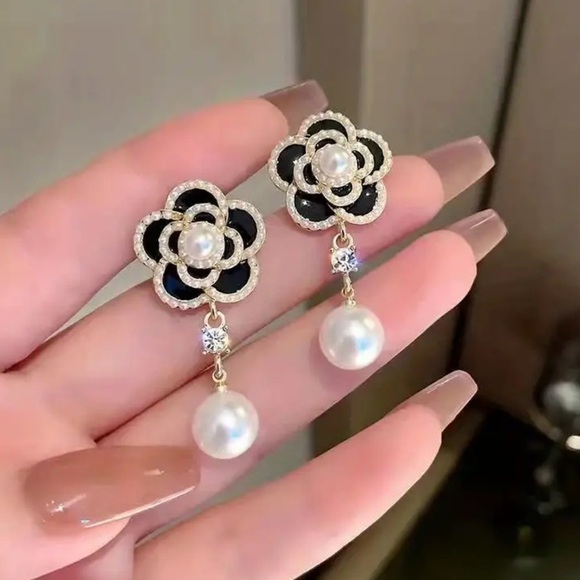 Flower Pearl Diamond Drop Vintage White and Black Earrings NWT New - Picture 3 of 6